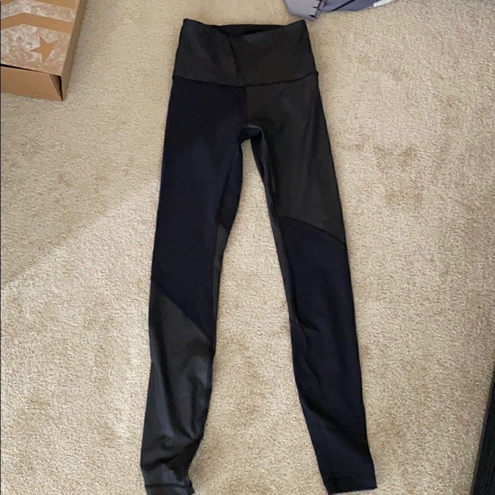 Lululemon black size 2 mix fabric wunder under